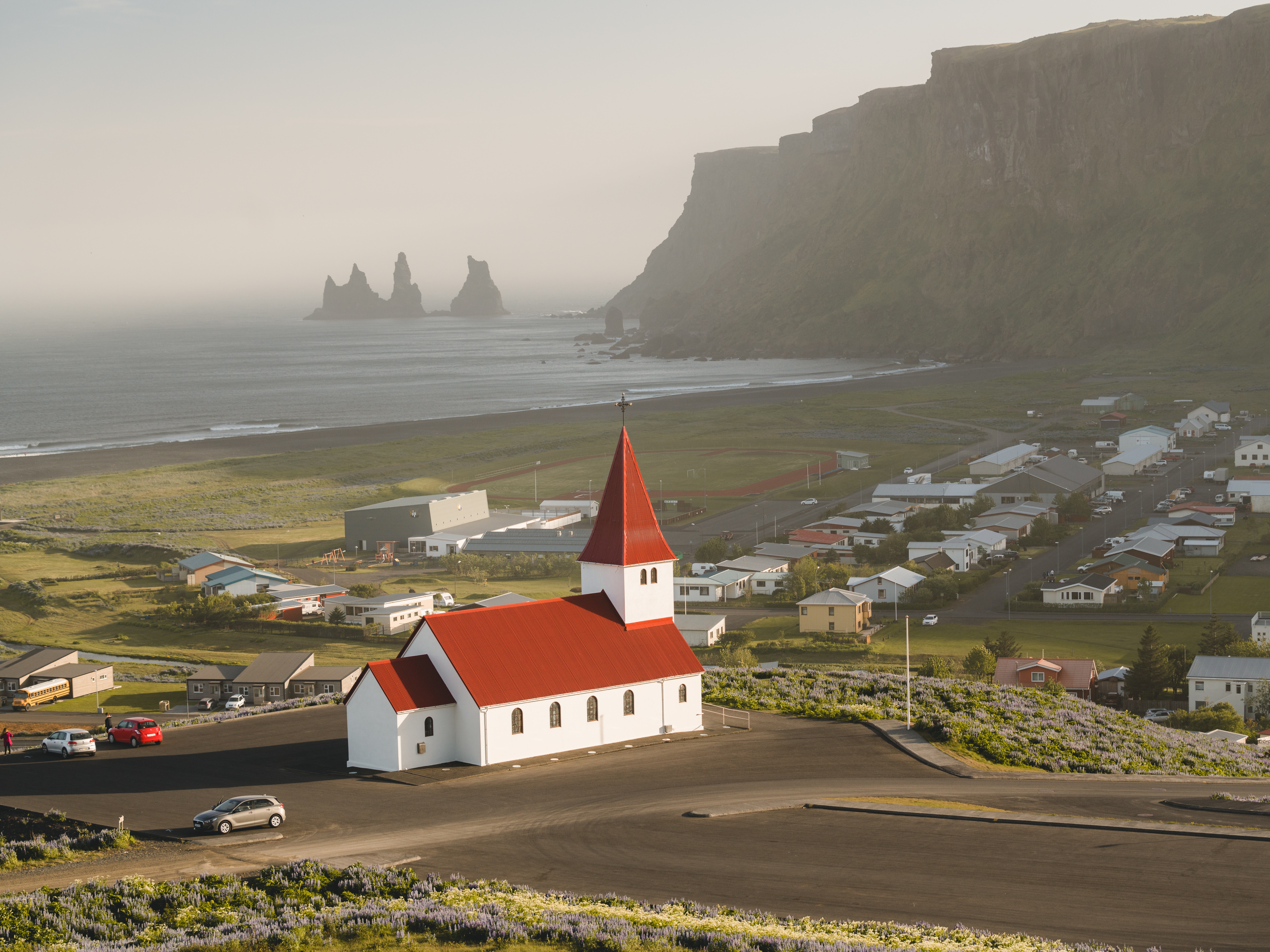 Исландия какая европа. Рейкьявик деревня Вик. Поселок Вик в Исландии. Исландия Рейкьявик окраины. Дом в Исландии в Рейкьявике.